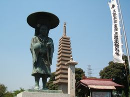 三蔵法師像と霊骨塔