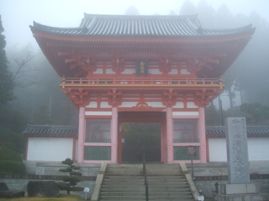 霧に包まれた仁王門