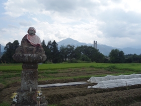 地蔵菩薩石像と武甲山
