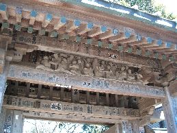 山門にある十六羅漢の木彫り
