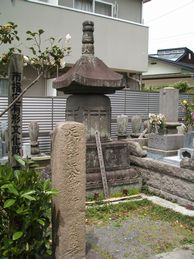 足利持氏の供養塔と伝わる石像宝塔